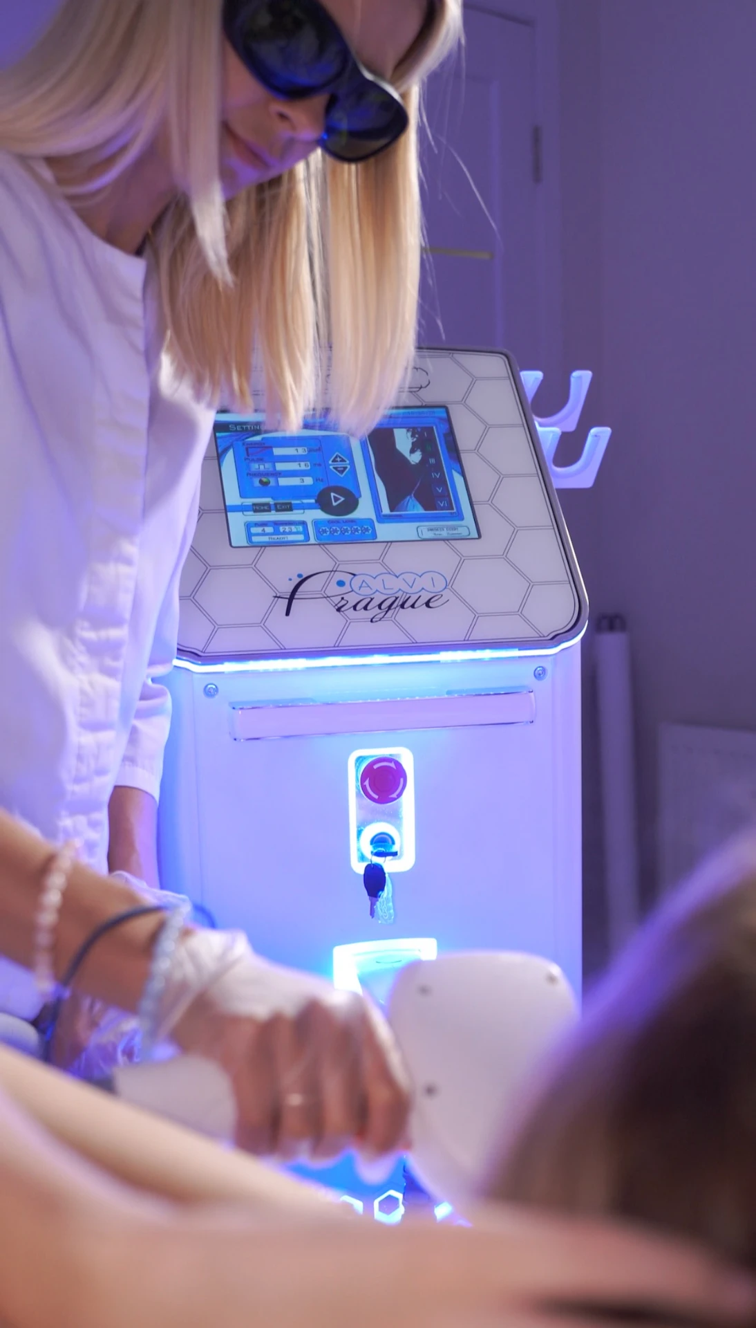 Спеціаліст Burdova Center працює з апаратом Alvi Prague DL-7000